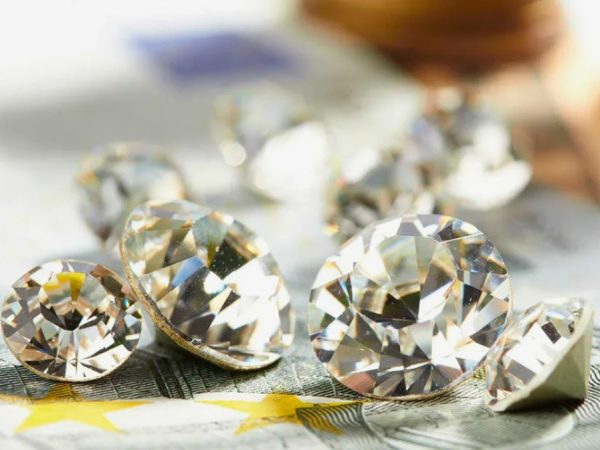 Залог бриллиантов или продажа: что выгоднее при срочной нехватке денег
